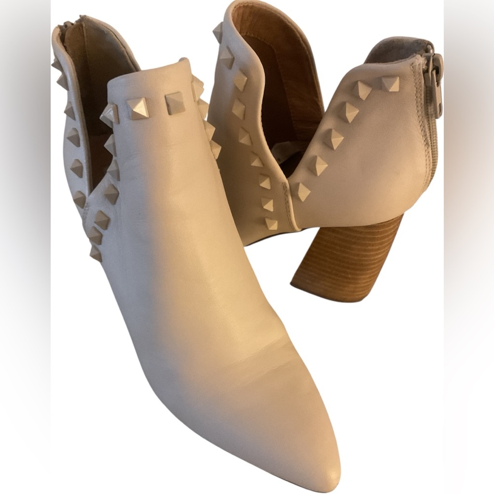 Steve Madden crème leather Studded heel Boots size 7.5